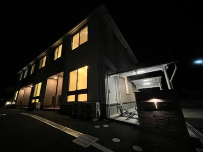 【外観】 | アンソレイユ宝塚 | 外観写真（夜）