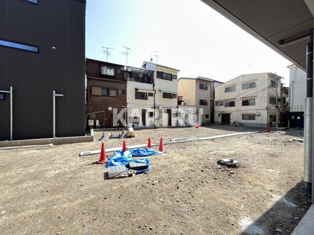 プレサンス東小橋エレディータの駐車場