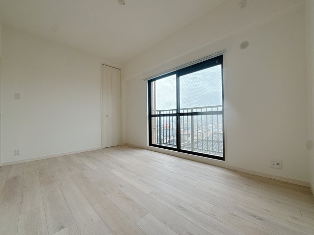 【洋室】 | ソピア春日若葉台☆仲介手数料無料☆ | バルコニーに面したお部屋、差し込む光で白いクロスが眩しいです！