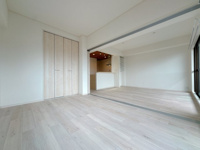 【洋室】 | ソピア春日若葉台☆仲介手数料無料☆ | 一人ひとり快適な空間は違うからこそ、家具の配置もアレンジしやすいシンプルなデザインに。