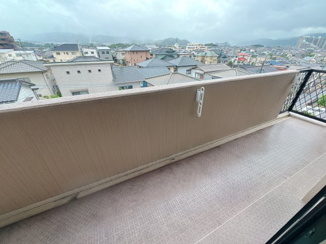 【バルコニー】 | ソピア春日若葉台☆仲介手数料無料☆ | 都会にあって落ち着きも感じるハイブリッド。バルコニーで気のすむまで物思いに。