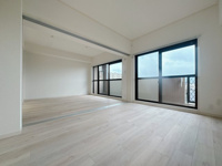 【洋室】 | ソピア春日若葉台☆仲介手数料無料☆ | 飽きのこないシンプルなデザインは、家具やインテリアで思いのままにアレンジ可能。光いっぱいの出窓付きの洋室。