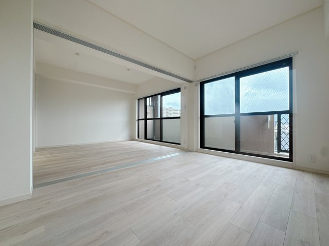 【洋室】 | ソピア春日若葉台☆仲介手数料無料☆ | 飽きのこないシンプルなデザインは、家具やインテリアで思いのままにアレンジ可能。光いっぱいの出窓付きの洋室。