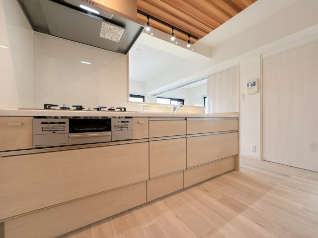 【キッチン】 | ソピア春日若葉台☆仲介手数料無料☆ | 機能性とデザイン性を両立させた、リノベーション物件ならではの素敵なキッチン。立ってみるとそれがよく分かります♪