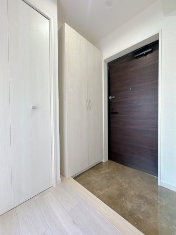 【玄関】 | ソピア春日若葉台☆仲介手数料無料☆ | 角部屋がもたらす、ちょっとした落ち着き。長く住むとそのありがたさに気づきます。