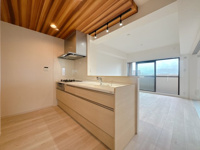 【キッチン】 | ソピア春日若葉台☆仲介手数料無料☆ | キッチン後ろの広さって調理に影響しますが、こちらは十分なスペース確保しています。