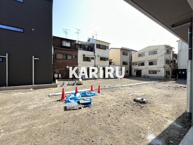 プレサンス東小橋エレディータの駐車場