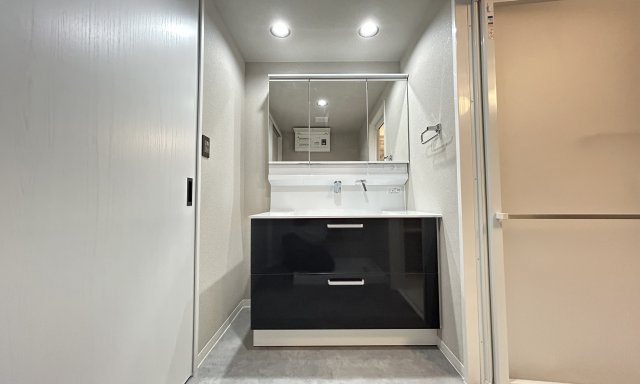 サングレイス長津田弐番館の独立洗面台|一日の始まりの朝、歯磨きをしたりメイクや髪をセットしたり・・・使いやすさが考えられた3面鏡です♪シャワー付水栓で洗面台でのシャンプーや毎日の掃除に大変便利ですね♪