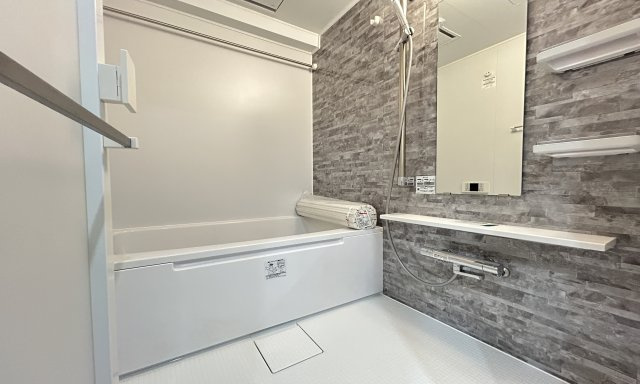 サングレイス長津田弐番館の浴室|ゆったり足が伸ばせるので、毎日の疲れを癒すバスタイムを実現。ご家族みんなでも入れますね♪浴室換気乾燥暖房機付きで浴室内干しも可能！