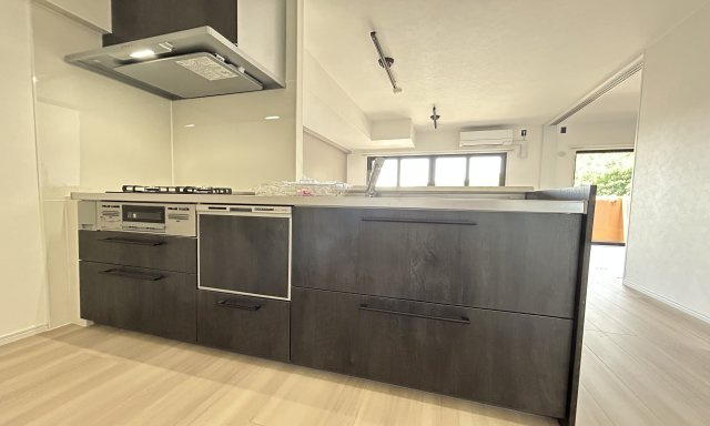 サングレイス長津田弐番館のキッチン|リビングが見渡せるカウンターキッチン、お料理をしながら大切な家族との会話も楽しめそう家族のコミュニケーションが生まれそうなキッチンですね♪