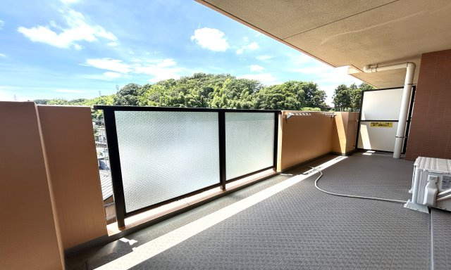 サングレイス長津田弐番館のバルコニー|広くワイドなスペースになっているので、一度にたくさんの洗濯物が干せそうですね♪