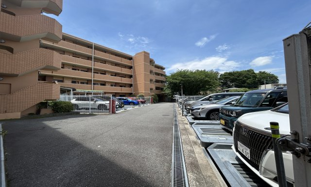サングレイス長津田弐番館の駐車場|駐車場の空き状況については、お問い合わせ時に管理会社の方へ、その都度確認いたしますのでお気軽にお聞きください。