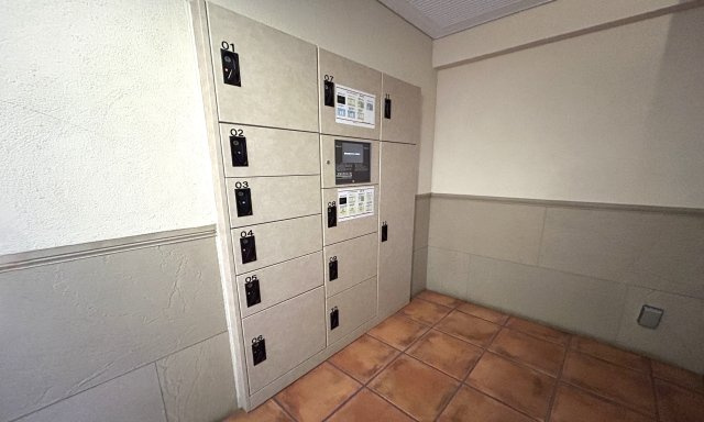 サングレイス長津田弐番館の玄関|不在時にもあると大変便利な宅配ボックスを完備♪