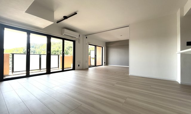 サングレイス長津田弐番館の居間・リビング|12.3帖のLDKと隣接した6帖の洋室。
洋室は、リビングから目が届く場所なので、お子様の遊び部屋・お昼寝スペースとして使うのもオススメです♪