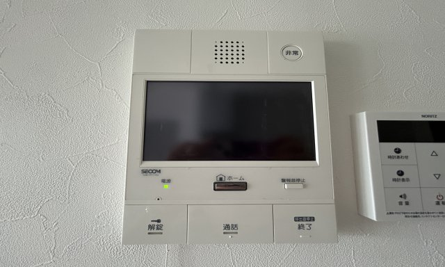 サングレイス長津田弐番館の防犯設備|テレビモニター付きインターフォンなので、急な来客時の家族の安全にも役に立つ設備です♪お子様のお留守番にも安心な設備ですね♪