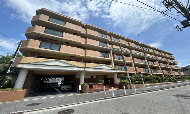 サングレイス長津田弐番館の外観|爽やかな青空の下に贅沢なほどに降り注ぐ陽光、豊かな居住性と、クオリティが見事に調和した住空間は、喜びを感じさせてくれます♪セキュリティー面でも安心のオートロックを完備♪