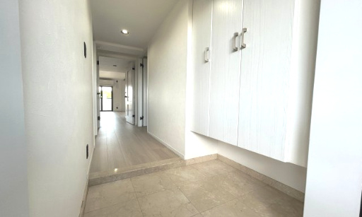 サングレイス長津田弐番館の玄関|明るい玄関が家路からの「ただいま」の安心感を実感させてくれそうですね。