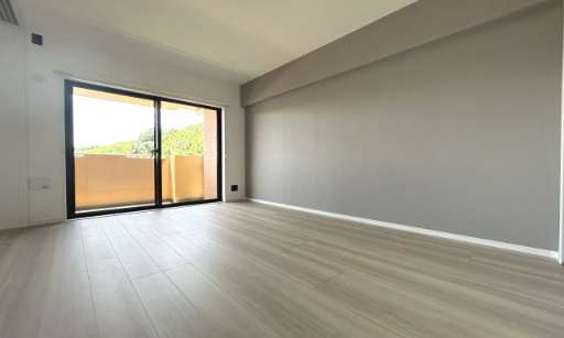 サングレイス長津田弐番館の洋室|大きな窓からたっぷりの日差しが降り注ぐ明るい室内です。気持ちの良い朝日を受けて、目覚めの良い健康的な朝を迎えられそうです。