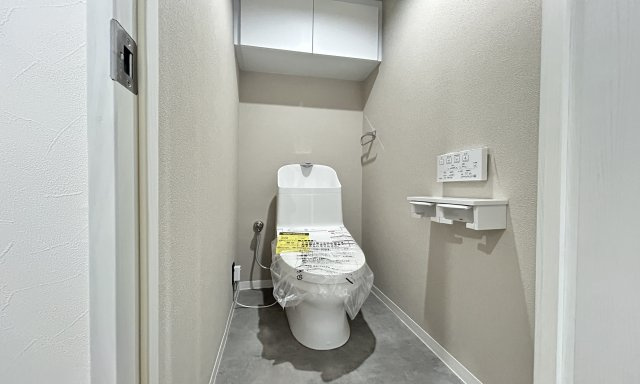 サングレイス長津田弐番館のトイレ|ウォシュレット内蔵の最新トイレ設備です♪トイレ上部にはあると便利な吊戸棚を設置♪