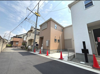 【前面道路含む現地写真】 | 閑静な住宅街なので、車通りも少なく駐車もしやすい前面広めの道路で安心♪
