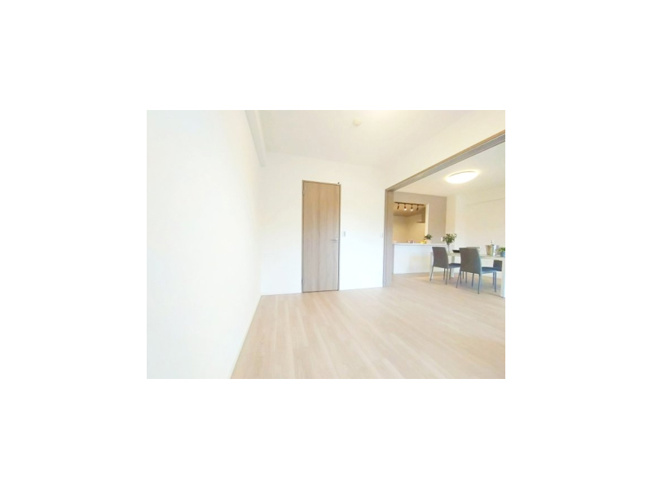 【洋室】 | コスモ・ザ・パークス清瀬の森　（保谷店） | リビングと洋室を開放して広々とした空間でくつろぐ住まい