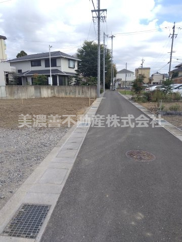 ６５５６０　岐阜市白菊町土地の前面道路含む現地写真