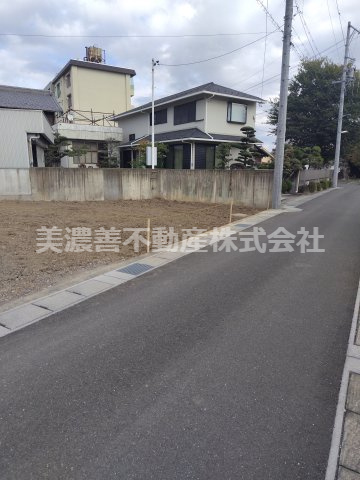 ６５５６０　岐阜市白菊町土地の前面道路含む現地写真