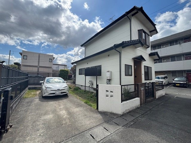 三郎２丁目貸家の駐車場