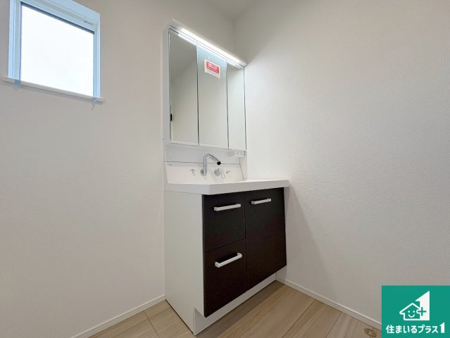 草津市下笠町　第24-1期　新築一戸建ての独立洗面台|清潔感のある洗面台です。フラットな鏡は掃除がしやすく毎日清潔！鏡裏には収納があるのでスッキリとした洗面台が保てます。