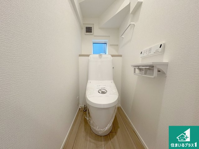 草津市下笠町　第24-1期　新築一戸建てのトイレ|1・2階の2ヶ所にあるので、朝の忙しい時間の順番待ちもなく、深夜の利用にも大変便利です。
