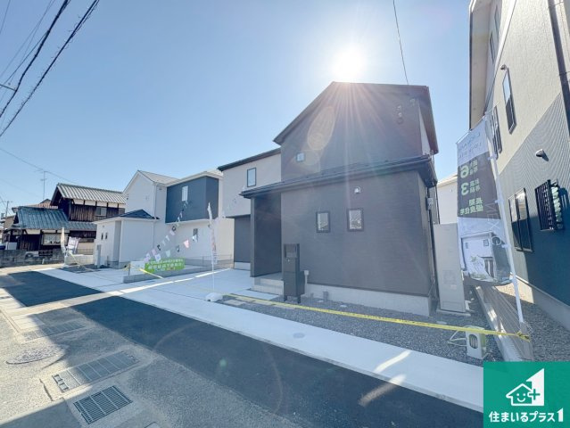 草津市下笠町　第24-1期　新築一戸建ての前面道路含む現地写真|周辺は閑静な住宅街！前面道路広々で車の出し入れも便利です。駐車が苦手な方でも安心して車庫入れできます！
