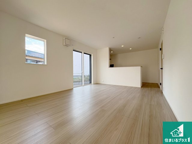 草津市下笠町　第24-1期　新築一戸建ての居間・リビング|日当たり良好の明るいリビングで朝の目覚めもスッキリできそう！対面キッチンでご家族のコミュニケーションも自然と増える設計！小さなお子様が遊ぶスペースを作っても広々とくつろげるLDK！