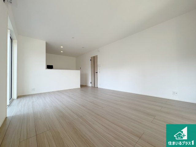 草津市下笠町　第24-1期　新築一戸建ての居間・リビング|シンプルなリビングは、観葉植物等のインテリアを楽しめますね！パパ好みにも、ママ好みにも家具次第で雰囲気を変えることができます！