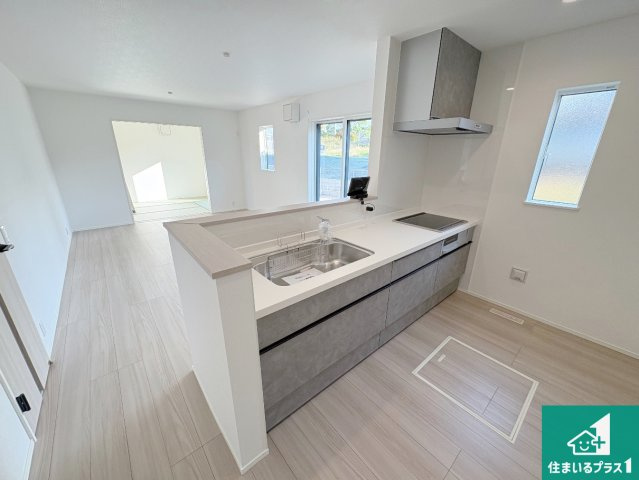 草津市下笠町　第24-1期　新築一戸建てのキッチン|リビングと統一感があり、使い勝手のいいキッチン。広々としているので、二人並んで作業が出来ちゃいます。お子様と一緒に色々なお料理に挑戦できるスペースがあります。