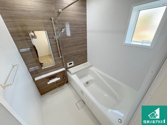 草津市下笠町　第24-1期　新築一戸建ての浴室|足をゆったり伸ばして寛げる浴槽です。窓が設けられていますので差し込む光が明るく穏やかな雰囲気にしてくれます♪浴室乾燥機も設置しているので、雨の日の洗濯物も安心です♪