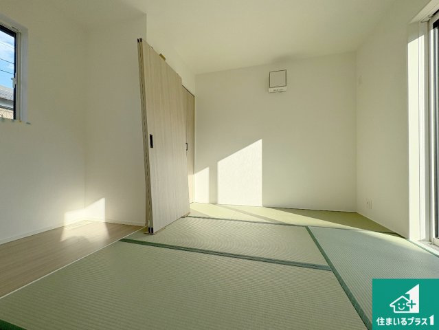 草津市下笠町　第24-1期　新築一戸建ての和室|一室あると便利な和室は客間としてだけでなく、小さなお子様のプレイルームや食後のくつろぎスペースとしてもご利用いただけます。収納もついていますので大活躍間違いなし！