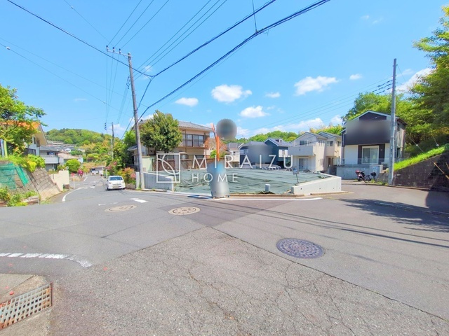 【外観】 | 青く澄み渡った綺麗な空と、陽の光をたっぷりと受ける、そんな新築住宅で新生活をスタートしてみませんか？見学・ご相談等、ミライズホーム(株)までお気軽にご連絡下さい。