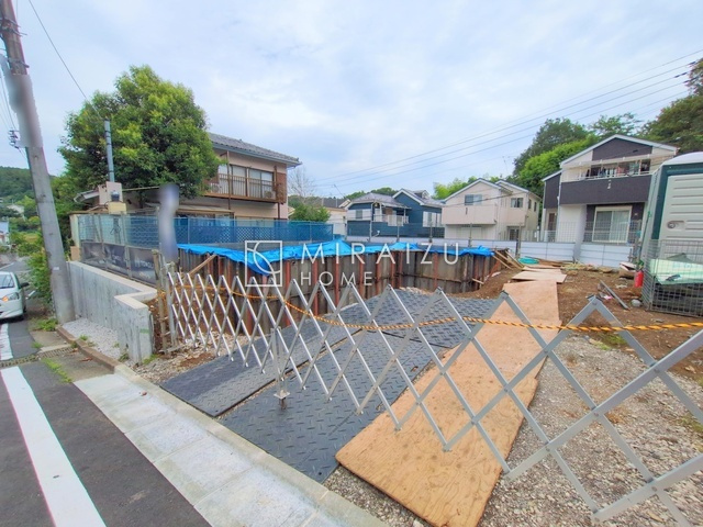 【前面道路含む現地写真】 | プライバシー性と開放感を高める住環境。陽当たりの良い開かれたロケーションを活かし、心地よい暮らしをプランニング