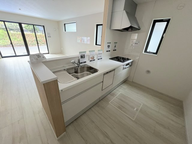 福生市南田園3丁目　新築戸建全1棟のキッチン|手元が隠れるキッチンは奥様の味方です！