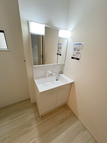 福生市南田園3丁目　新築戸建全1棟の独立洗面台|身だしなみを整えやすく、収納たっぷりの三面鏡付洗面化粧台☆