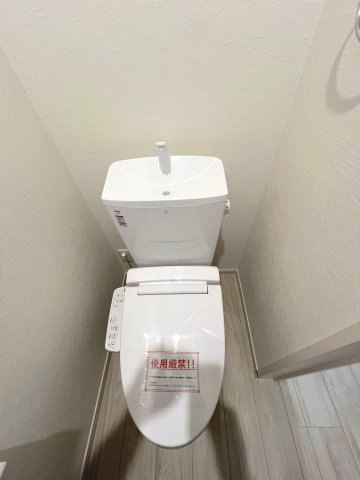 福生市南田園3丁目　新築戸建全1棟のトイレ|1階温水シャワートイレ