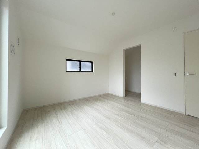 福生市南田園3丁目　新築戸建全1棟の洋室|主寝室広々9帖！ダブルベッドを置いてもゆとりがありますよ♪
