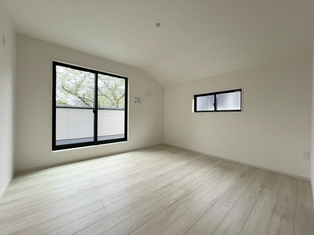 福生市南田園3丁目　新築戸建全1棟の洋室|主寝室広々9帖！バルコニーに面した明るい室内☆