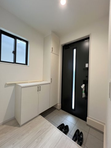 福生市南田園3丁目　新築戸建全1棟の玄関|飾り棚付き。季節感のある演出を楽しめます♪