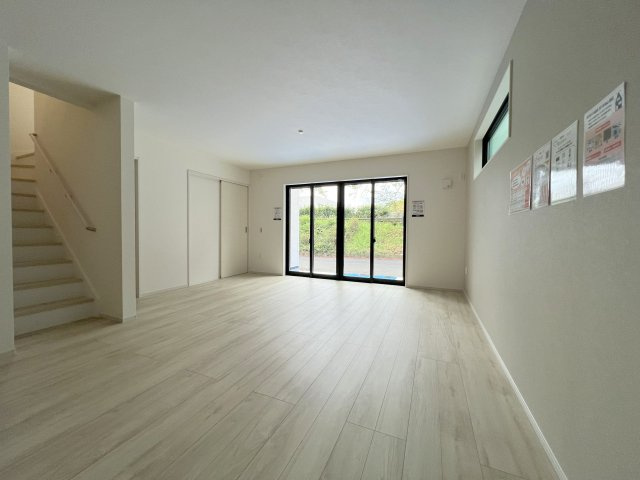 福生市南田園3丁目　新築戸建全1棟の居間・リビング|コミュニケーションが増えるリビングイン階段☆