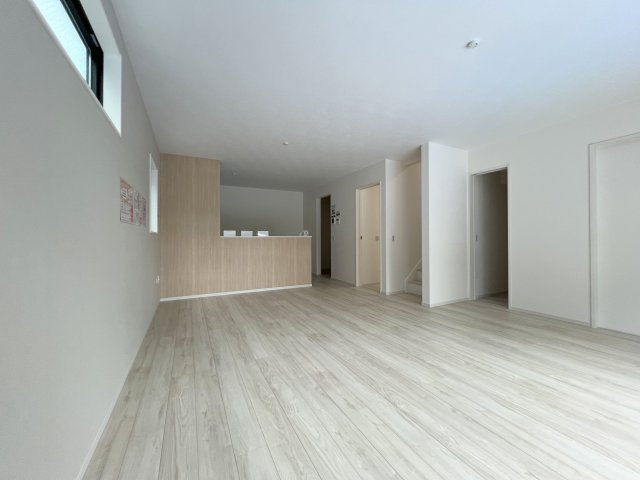 福生市南田園3丁目　新築戸建全1棟の居間・リビング|20帖の広々リビングは自然とご家族が集まる空間。。♪