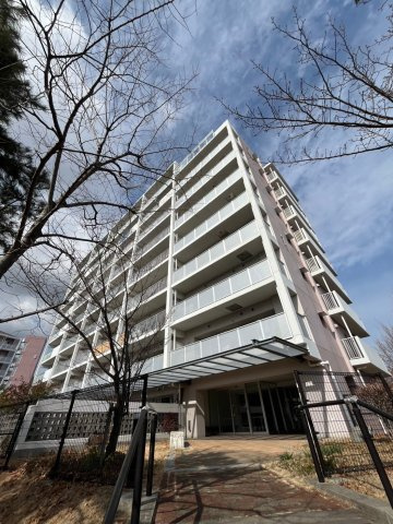 ＵＲグリーンヒルズ仁川 2号棟のエントランス