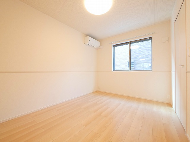 レジデンス・サツキⅡの洋室|落ち着いた色調の洋室です