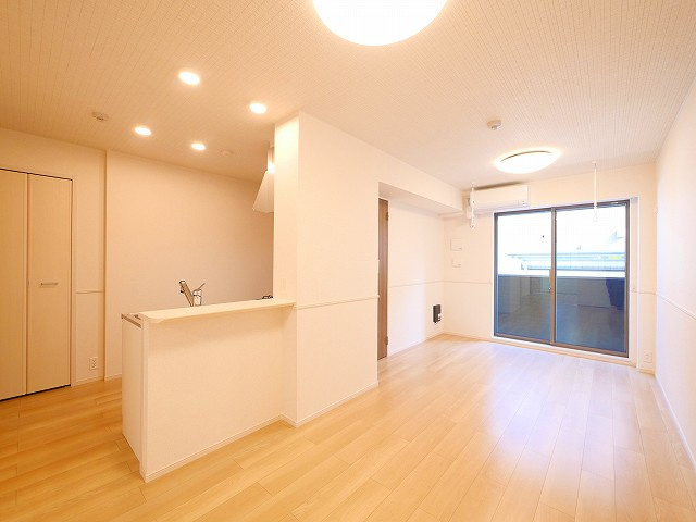 レジデンス・サツキⅡの居間・リビング|こちらのリビングで趣味の時間をお楽しみください