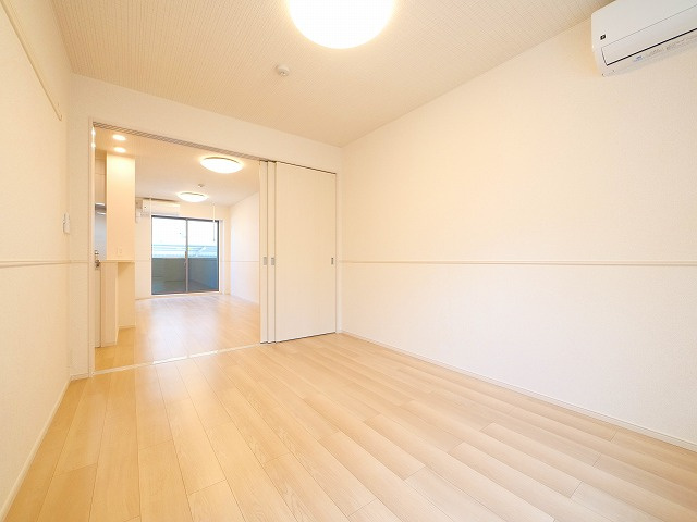 レジデンス・サツキⅡの寝室|落ち着いた色調の寝室です